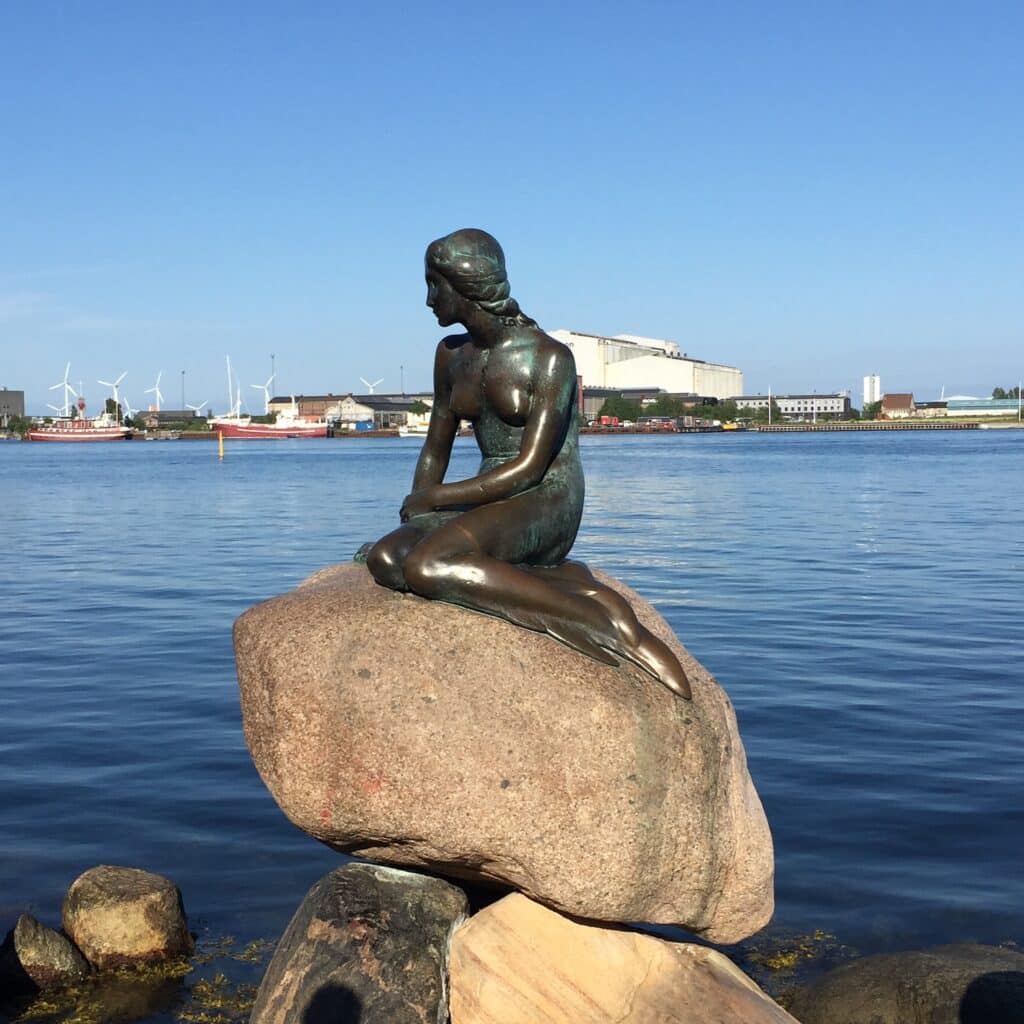 https://pixabay.com/photos/siren-denmark-copenhagen-sea-947849/ little mermaid copenhagen